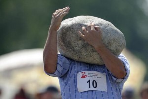 Un atleta si cimenta nel lancio della pietra