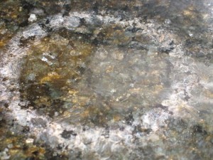 Piano in granito pulito con detergente acido (foto 1)