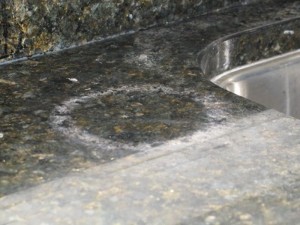 Piano in granito pulito con detergente acido (foto 2)